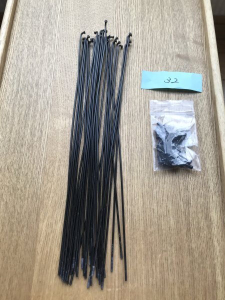 S32☆至宝館 未使用 メーカー忘れ ブラックスポーク ストレート(黒ニップル付き) 14番 太さ2ミリ 284ミリ 32本入り