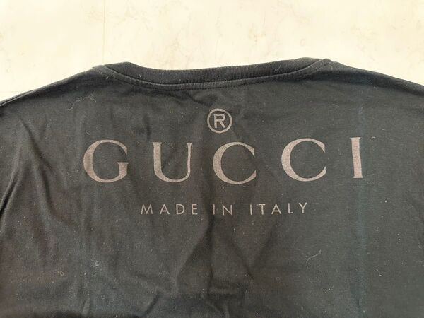GUCCIグッチVネック Tシャツ 黒 バック ロゴ