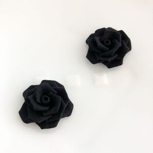 黒薔薇のイヤリング・ピアス つまみ細工