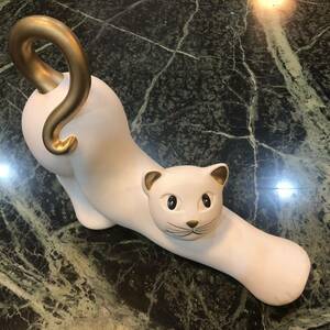 【新品・送料込み】可愛い！ポルトガル製置物★猫 陶器製 ツヤ消しホワイト×ゴールド ねこ ネコ インテリア 色違い 白 玄関飾り 置き物