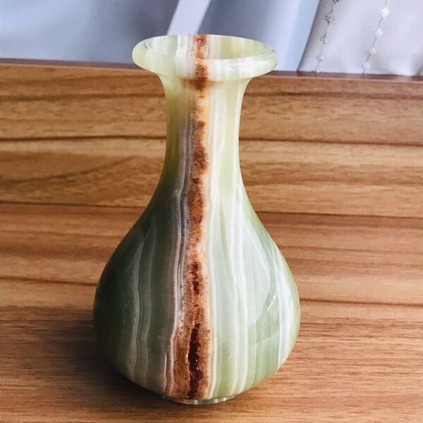 緑の大理石の一輪挿し