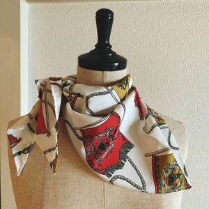 三角形 スカーフ バンダナ レトロ 王家の紋章モチーフ イギリス紋章 白