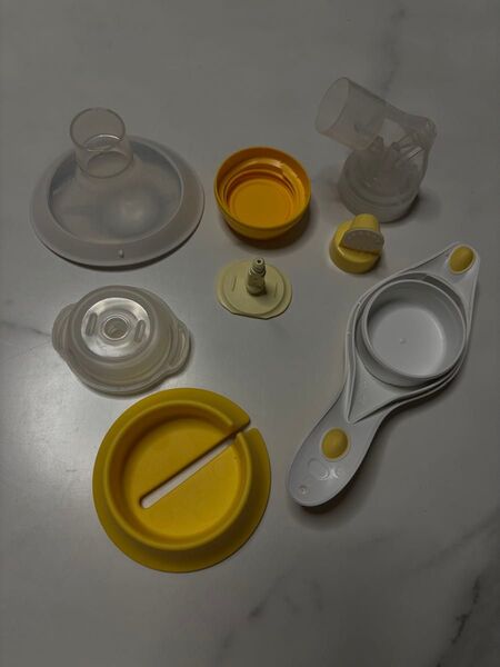 タイプ: 手動搾乳器- 付属品: 複数の部品(カップ、キャップなど)- 色: ホワイト・イエロー