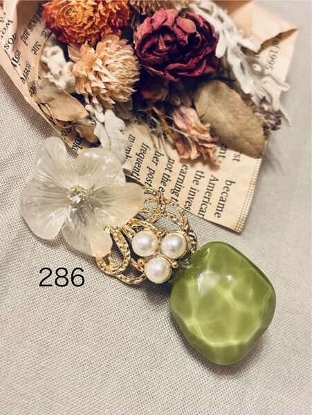 286 ミニヘアクリップ ハンドメイド ヘアアクセサリー グリーン フラワー キラキラ ストーン パール
