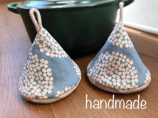 ☆ハンドメイド☆三角鍋つかみ☆サークルフラワーサックスブルー
