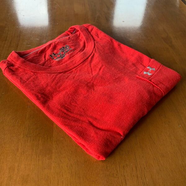 Under Armour レッド Tシャツ SM ルーズフィット