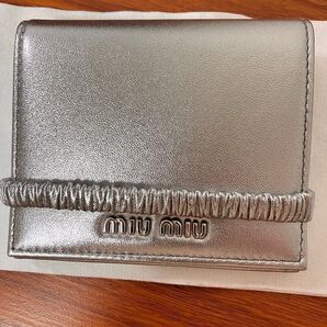 新品未使用 MIUMIU ミュウミュウ 5MV023 2DLG シルバーカラー ナッパレザー 二つ折り財布