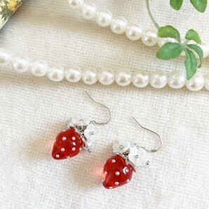 2点同時購入でおまかせピアスorおまかせイヤリングプレゼント ハンドメイドピアス ハンドメイドイヤリング いちごぴあす イチゴ 苺