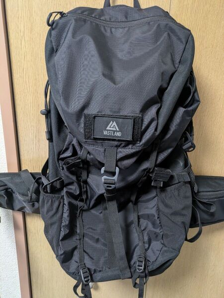 ヴァストランド VASTLAND アウトドアバックパック キャンプ リュックサック デイジーチェーン レインカバー付き 650g