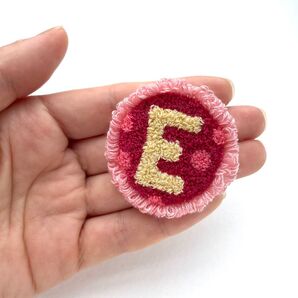 E もふもふイニシャルブローチ Eのブローチ