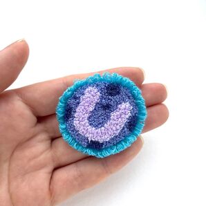 U もふもふイニシャルブローチ Uのブローチ