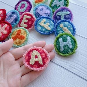 A もふもふイニシャルブローチ Aのブローチ
