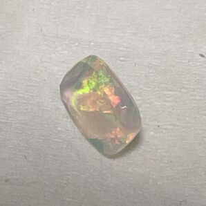 ホワイトオパール 高品質 遊色効果抜群 0.2ct 天然石