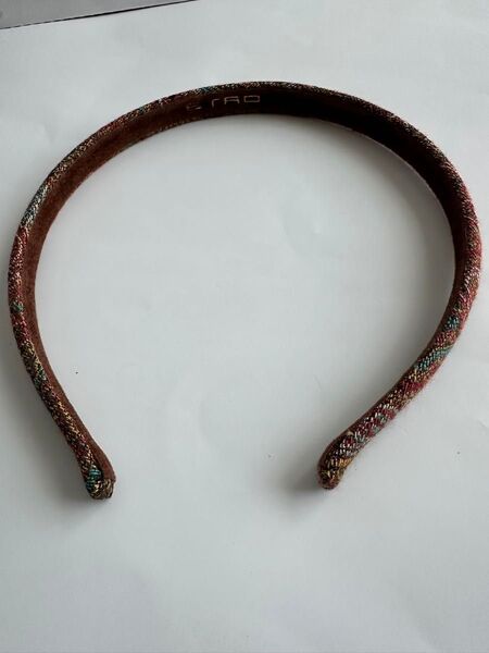 超美品 ほぼ未使用 ETRO カチューシャ 細いタイプ 再流行 1.3cm 内側スウェード ブランド名プリント レア