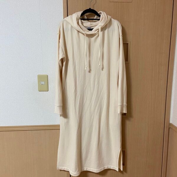 UNIQLO フード付きロングワンピース M ベージュ