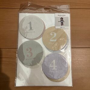 スリーコインズ マンスリーステッカー