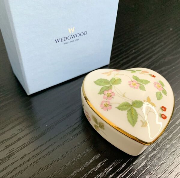 美品!WEDGWOOD ウェッジウッド ワイルドストロベリー ハート型 小物入れ ボックス 陶器