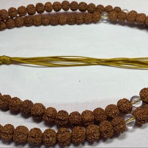 美品 数珠 金菩提樹 曹洞宗白水晶仕立て108念珠になります。桐箱入り念珠108粒。