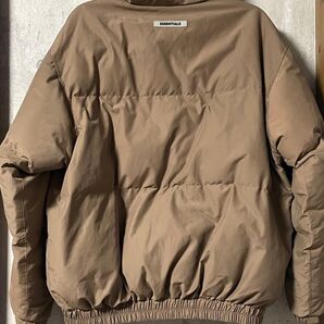 ESSENTIALS ベージュ ダウンジャケット