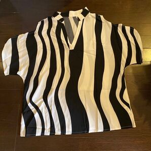 新品 未使用 ビッグサイズ SHEIN ストライプ柄 半袖シャツ 表記サイズM かなり大きめです。肩の部分が露出するおしゃれタイプ