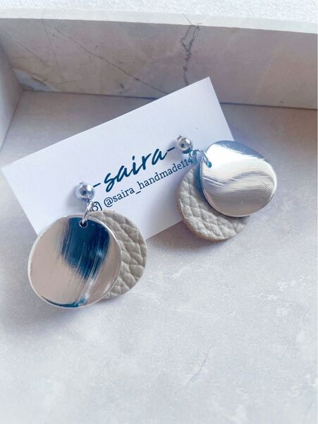 本革 グレーピアス シルバーメタルピアス