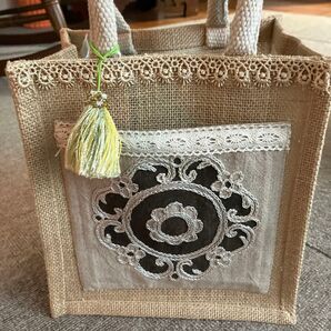 ハンドメイド ジュートバッグ 小 刺繍 ポケット タッセル付き