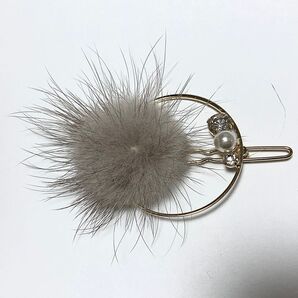 ファー バレッタ グレー ヘアアクセサリー レディース ゴールド パール ビジュー 髪飾り