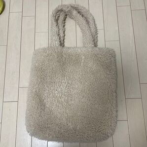 柔らかいボア素材のバッグです。 安くて可愛いacroのバッグです。縦40cm、横35cm 今週で削除予定です。