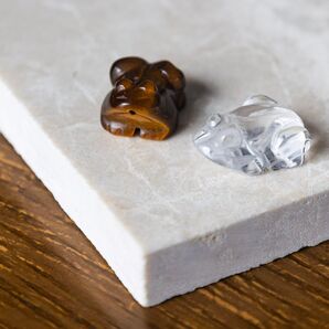 天然石 カエル 2点セット 縁起物 チャーム 水晶 タイガーアイ