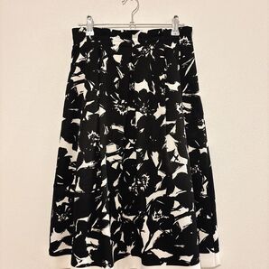 【美品】Spick and Span 総 モノトーン 花柄 フレアスカート