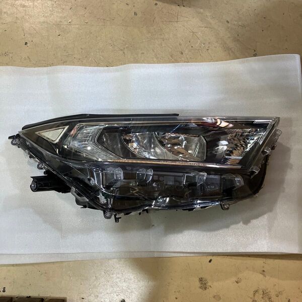 A11 トヨタ RAV4 右ヘッドライト R.3/3 LED 81145-42832 MXAA54 L