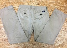 GAP KHAKIS ギャップ サイズ28 メンズ チノパンツ 緩めのテーパード 無地　ロング ジップフライ ロゴワッペン 綿100% ベージュカーキ系_画像8