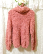 赤ピンクタートルネックもこもこニットセーター Red pink turtleneck fluffy knit sweater_画像2