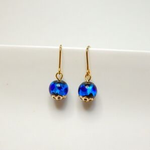6mm蓄光ホタルガラスのシンプルピアス(コバルトブルー)