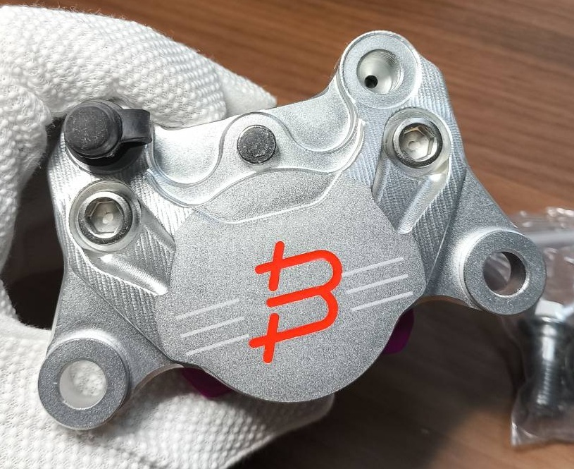 新型 台湾Folamdo-銀金 カニキャリパー 84mm 鍛造2pot アルミ