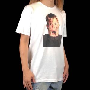 新品 ホームアローン 子役 俳優 マコーレーカルキン ケビン 90年代 クリスマス コメディ 留守番 泥棒 映画 Tシャツ ユニセックス Lサイズ