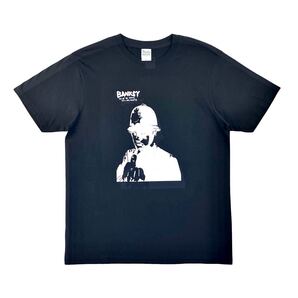 新品 BANKSY バンクシー ポリス FUCK YOU 中指 ブリストル ウォール グラフィティ ストリート アーティスト Tシャツ オーバーサイズ XL(LL)