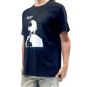 新品 BANKSY バンクシー ポリス FUCK YOU 中指 ブリストル ウォール グラフィティ ストリート アーティスト Tシャツ ユニセックス Sサイズ