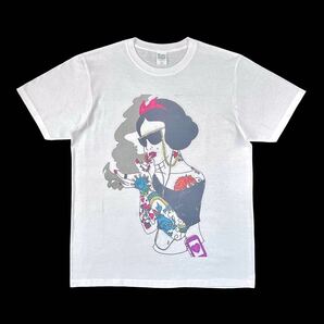 新品 ビッグプリント 白雪姫 サングラス タトゥー 煙草 スモーク 悪女 スノーホワイト プリンセス パロディ Tシャツ オーバーサイズ XL(LL)