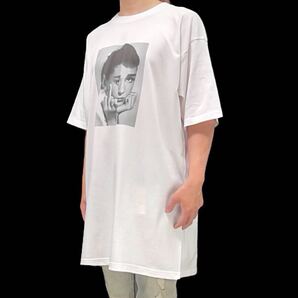 新品 オードリー ヘプバーン ローマの休日 映画女優 FUCK YOU 中指立て 挑発ジェスチャー パロディ ビッグ Tシャツ オーバーサイズ XXL(3L)