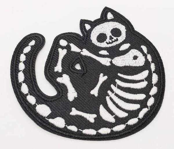 送料無料 猫 ねこ ネコ スケルトン まるまり アイロン のりつき 刺繍 ワッペン アップリケ アメリカン雑貨 スマアク