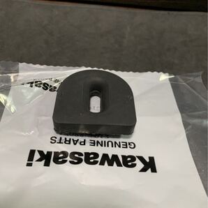 KH250 ガソリンタンクゴム (下側) 純正新品 KH400 カワサキ 外装 フューエルタンク 燃料タンク