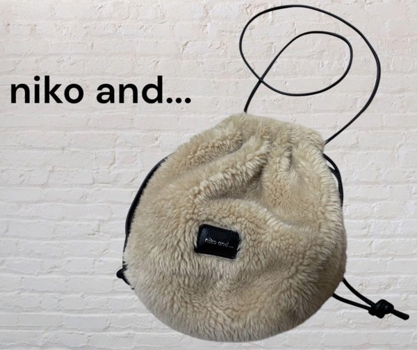 ニコアンド niko and... リバーシブル 巾着ショルダーバッグ
