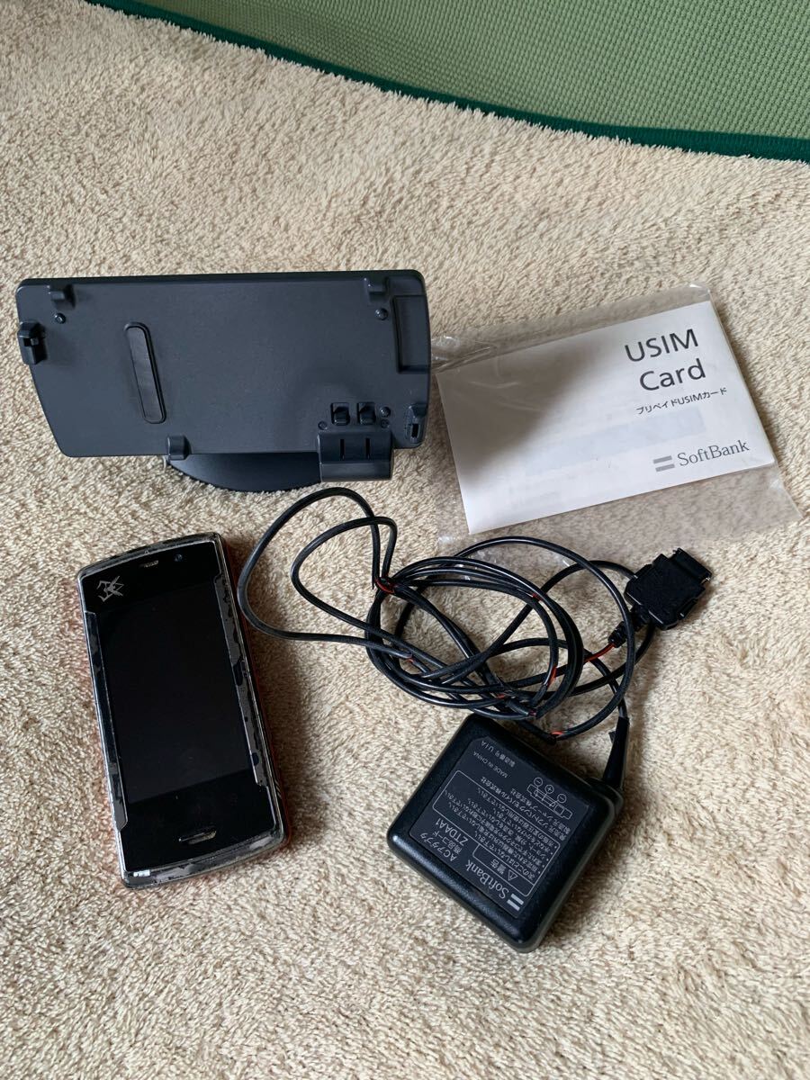 ザクの眼が光る充電器--ソフトバンク、シャア専用ケータイ