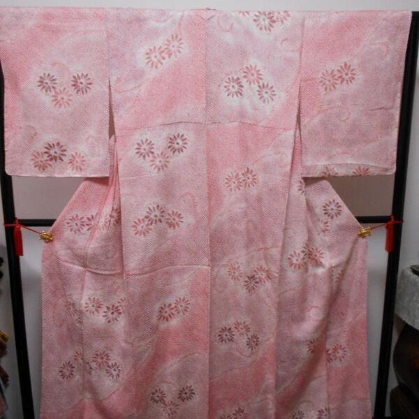総絞り 小紋着物 正絹 ピンクの濃淡 桜色 薄小豆色 花模様 美品 身丈164cm 裄65cm