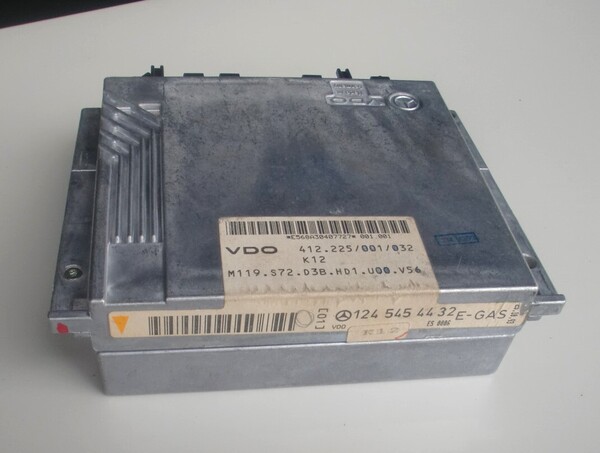メルセデスベンツW124/500E用E-Gasコントロールユニットモジュール(1245454432)中古部品