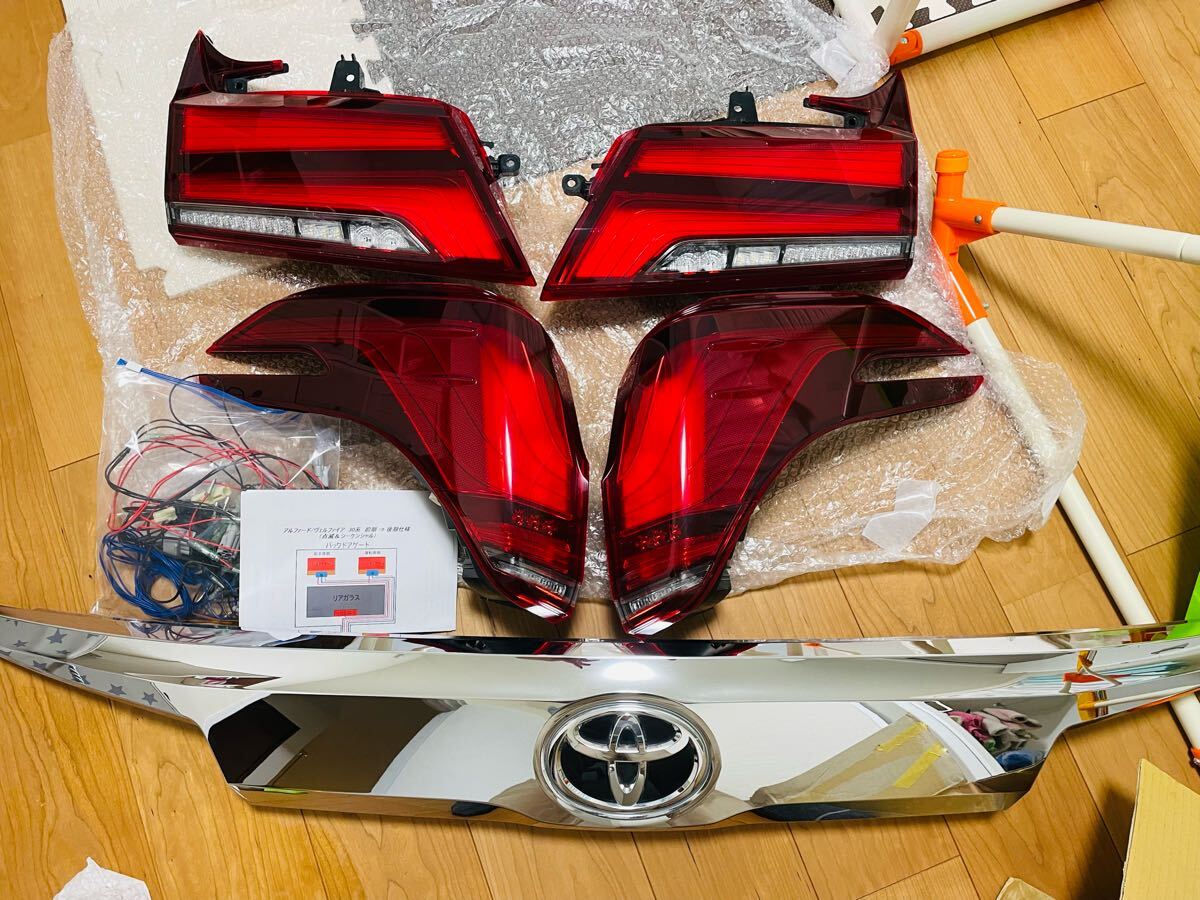 【希少】30系 前期 ヴェルファイア 寒冷地仕様　テールライト、ガーニッシュ付き 希少】30系 前期 ヴェルファイア 寒冷地仕様テールライト
