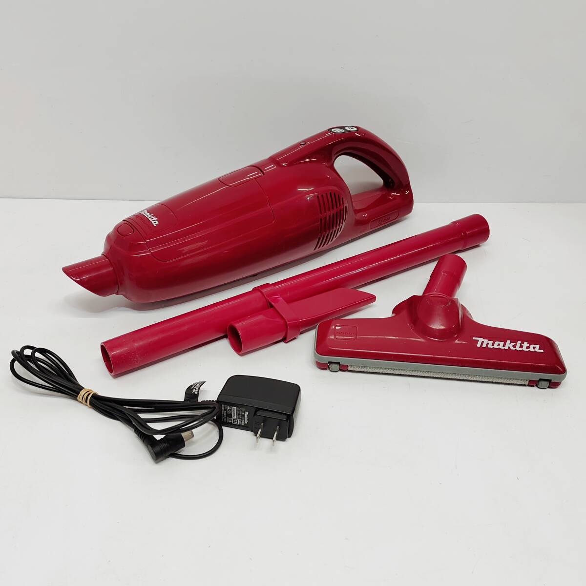 未使用展示品 マキタ 充電式クリーナ CL105D Makita - マキタ コードレス掃除機 CL105D 赤 多数付属品付きの