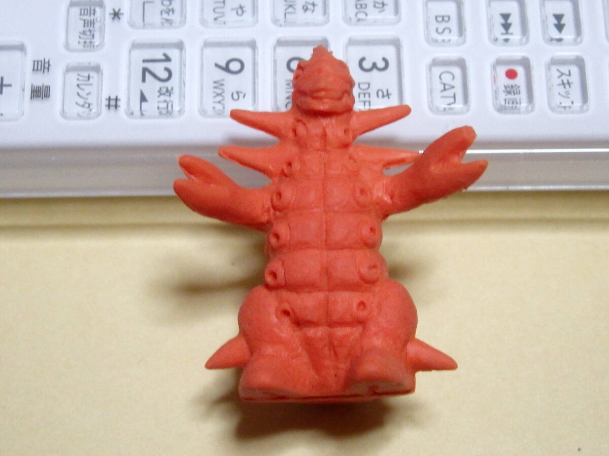 ウルトラマン　消しゴム　赤い飛行怪獣フィギュア　赤色 カテゴリー「消しゴム」の商品一覧ページ