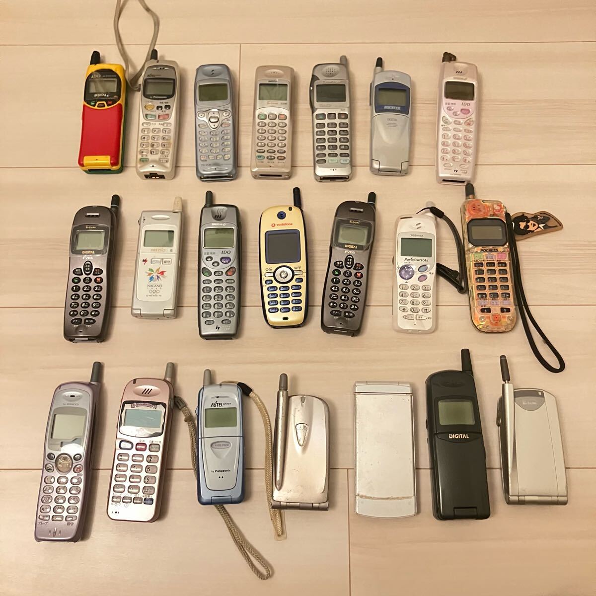 昔の携帯電話の店頭見本品 昔の携帯電話の店頭見本品 - メルカリ